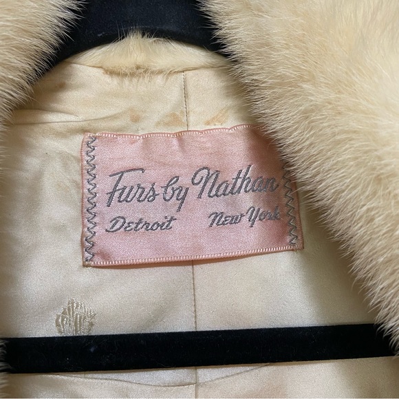 Vintage Furs by Nathan White Mink Fur Shawl Cape with Pockets - Picture 6 of 6